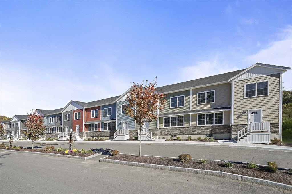 12 Simmonds Blvd., Randolph, Massachusetts, 2 Bedrooms Bedrooms, 6 Rooms Rooms,2.5 BathroomsBathrooms,Residential,For Sale,Simmonds Blvd.,73457003