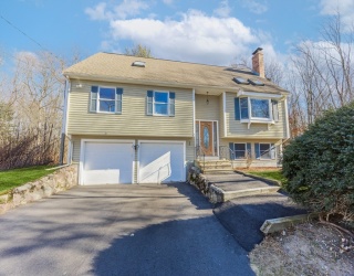 5 Arthur Collins Cir, North Attleboro, Massachusetts, 4 Bedrooms Bedrooms, 8 Rooms Rooms,3 BathroomsBathrooms,Residential,For Sale,Arthur Collins Cir,73469626