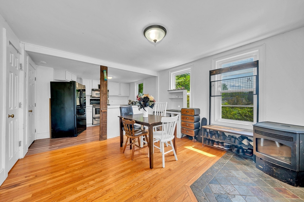 1687-1689 Main Street, Concord, Massachusetts, 4 Bedrooms Bedrooms, 10 Rooms Rooms,2 BathroomsBathrooms,Residential Income,For Sale,Main Street,73419155