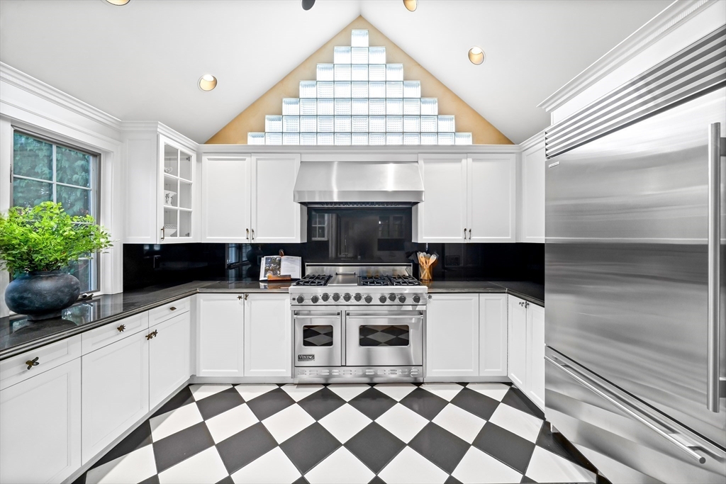 35 Glen Grn, Winchester, Massachusetts, 4 Bedrooms Bedrooms, 12 Rooms Rooms,2 BathroomsBathrooms,Residential,For Sale,Glen Grn,73461235