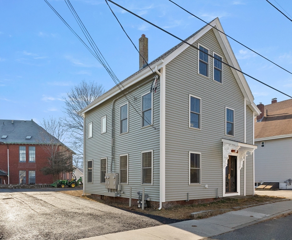 20 Beacon St, Gloucester, Massachusetts, 6 Bedrooms Bedrooms, 10 Rooms Rooms,3 BathroomsBathrooms,Residential Income,For Sale,Beacon St,73480512