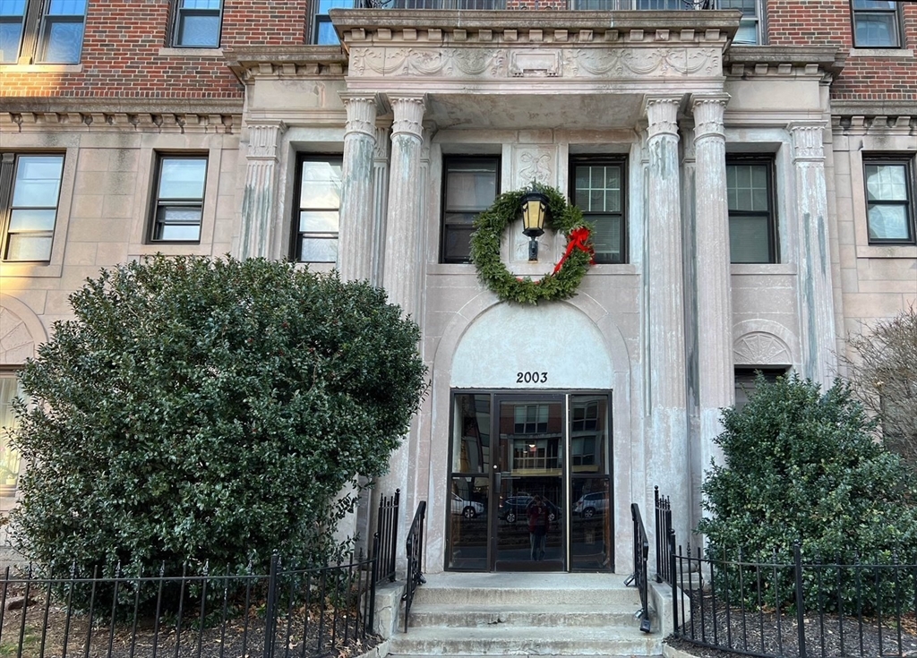 2003 Commonwealth Avenue, Boston, Massachusetts, 3 Bedrooms Bedrooms, 6 Rooms Rooms,1 BathroomBathrooms,Residential Lease,For Rent,Commonwealth Avenue,73480629