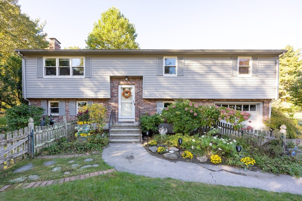 22 Greenview Drive, Holliston, Massachusetts, 4 Bedrooms Bedrooms, 8 Rooms Rooms,2.5 BathroomsBathrooms,Residential,For Sale,Greenview Drive,73480506