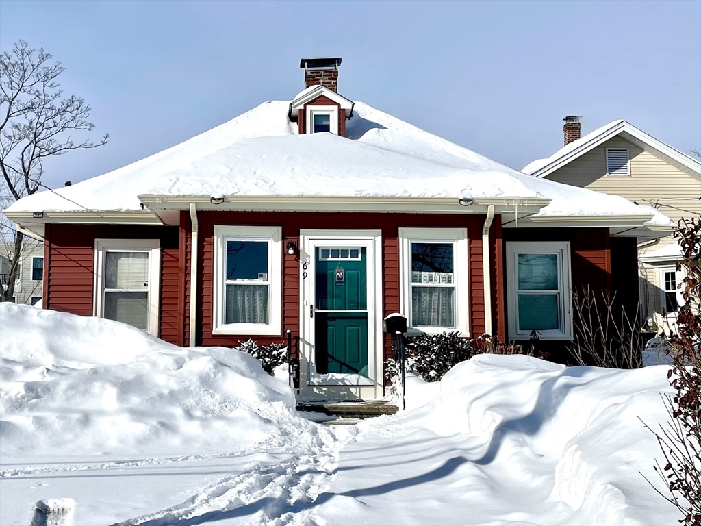 69 Ash Street, Reading, Massachusetts, 2 Bedrooms Bedrooms, 5 Rooms Rooms,1 BathroomBathrooms,Residential,For Sale,Ash Street,73480678