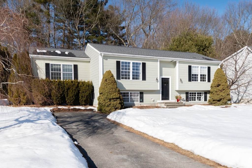 377 Rumonoski Dr, Northbridge, Massachusetts, 3 Bedrooms Bedrooms, 6 Rooms Rooms,2 BathroomsBathrooms,Residential,For Sale,Rumonoski Dr,73480690
