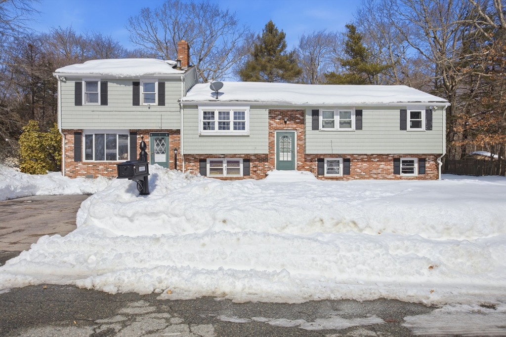 151 Windsor Dr, Whitman, Massachusetts, 5 Bedrooms Bedrooms, 7 Rooms Rooms,3.5 BathroomsBathrooms,Residential,For Sale,Windsor Dr,73480687
