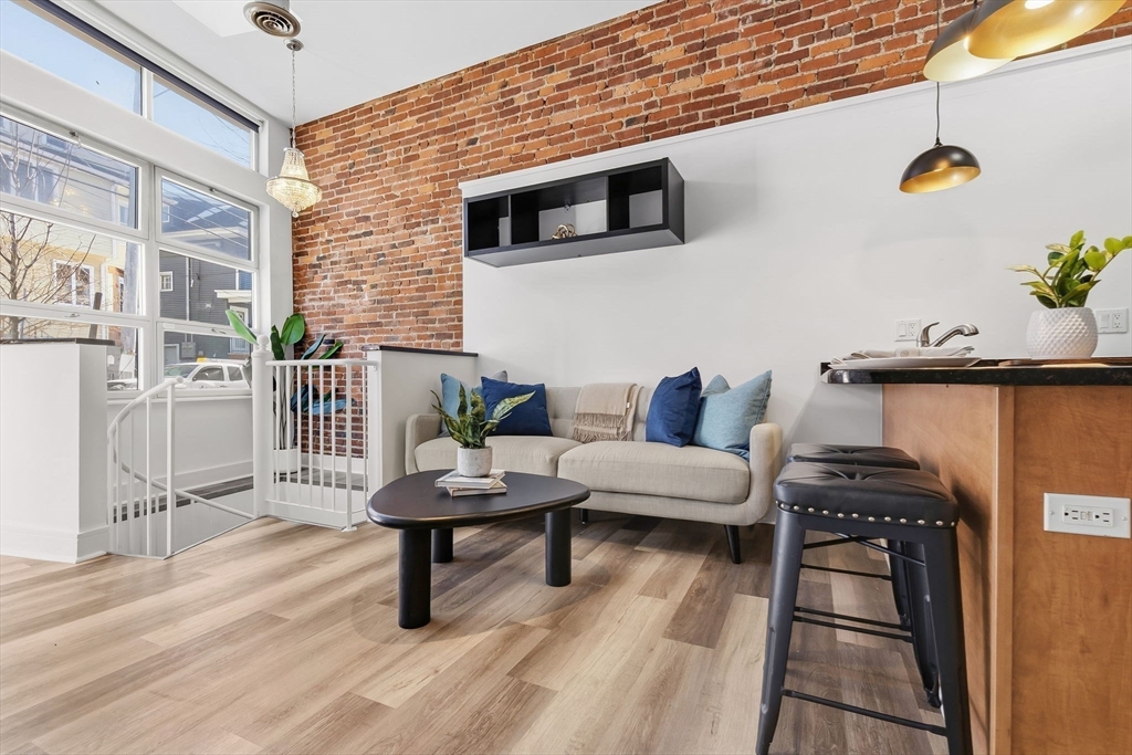 150 North St, Somerville, Massachusetts, 2 Bedrooms Bedrooms, 4 Rooms Rooms,1.5 BathroomsBathrooms,Residential,For Sale,North St,73480694