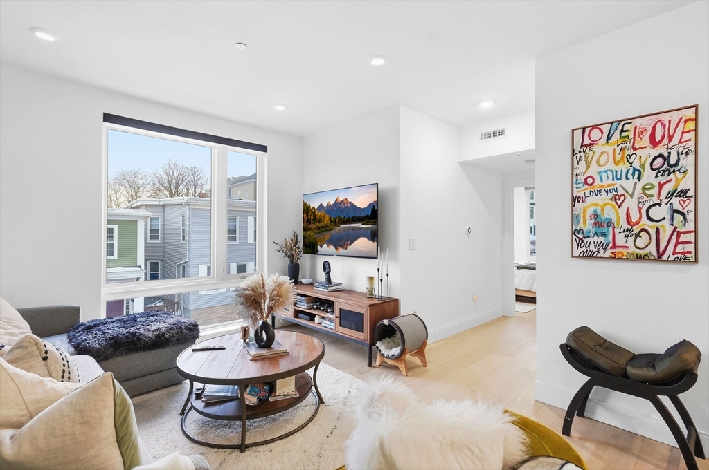 101 - 105 Condor Street, Boston, Massachusetts, 2 Bedrooms Bedrooms, 4 Rooms Rooms,2 BathroomsBathrooms,Residential,For Sale,Condor Street,73480585