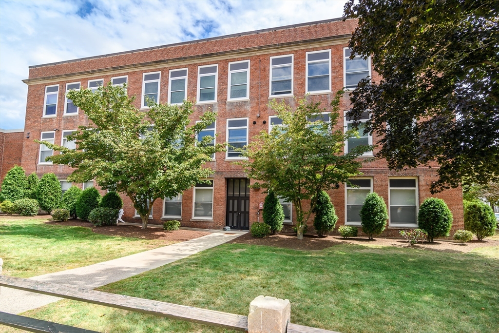 948 Main St, Waltham, Massachusetts, 2 Bedrooms Bedrooms, 4 Rooms Rooms,1 BathroomBathrooms,Residential,For Sale,Main St,73425498