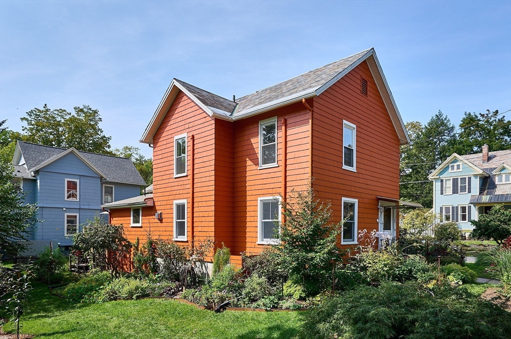 14 Arlington St, Northampton, Massachusetts, 3 Bedrooms Bedrooms, 6 Rooms Rooms,2 BathroomsBathrooms,Residential,For Sale,Arlington St,73439471