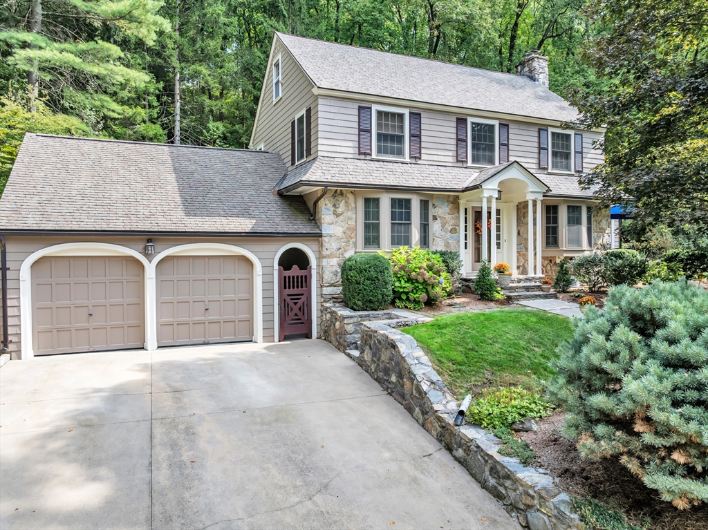 8 Old Colony Road, Worcester, Massachusetts, 4 Bedrooms Bedrooms, 8 Rooms Rooms,3.5 BathroomsBathrooms,Residential,For Sale,Old Colony Road,73436228