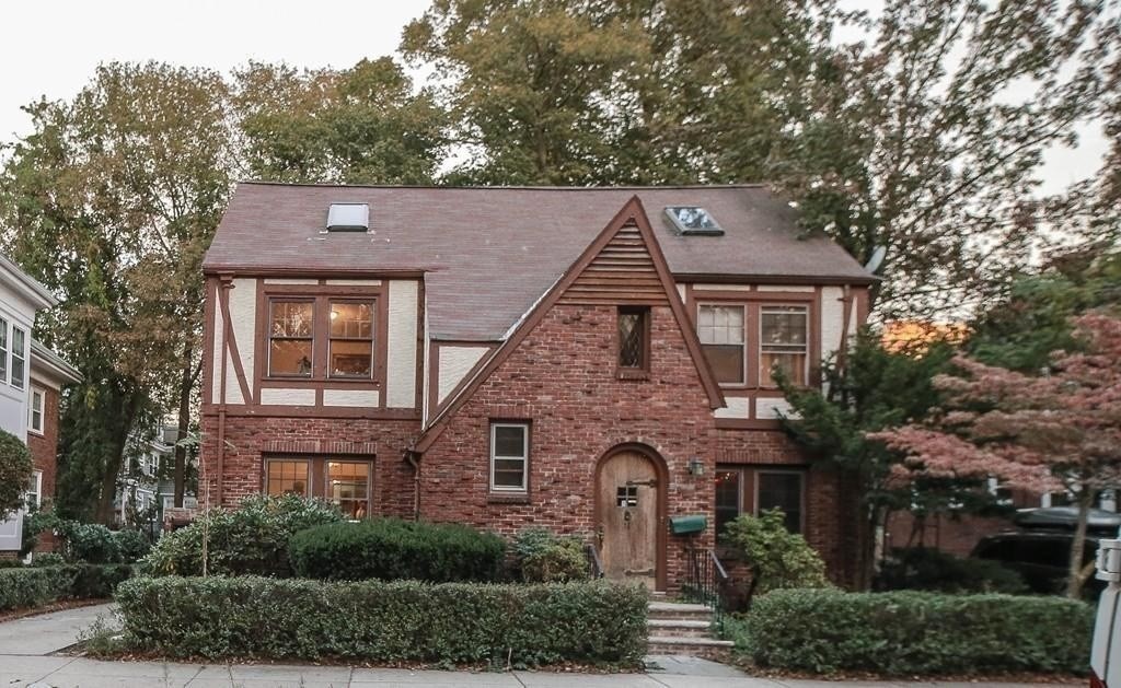 35 Greycliff Rd, Boston, Massachusetts, 5 Bedrooms Bedrooms, 7 Rooms Rooms,2 BathroomsBathrooms,Residential Lease,For Rent,Greycliff Rd,73480777