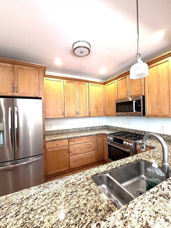 92 Johnson Woods Dr, Reading, Massachusetts, 3 Bedrooms Bedrooms, 8 Rooms Rooms,3.5 BathroomsBathrooms,Residential Lease,For Rent,Johnson Woods Dr,73480813