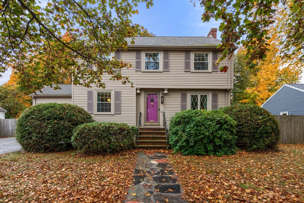 225 Howard St, Melrose, Massachusetts, 4 Bedrooms Bedrooms, 8 Rooms Rooms,2.5 BathroomsBathrooms,Residential,For Sale,Howard St,73450034