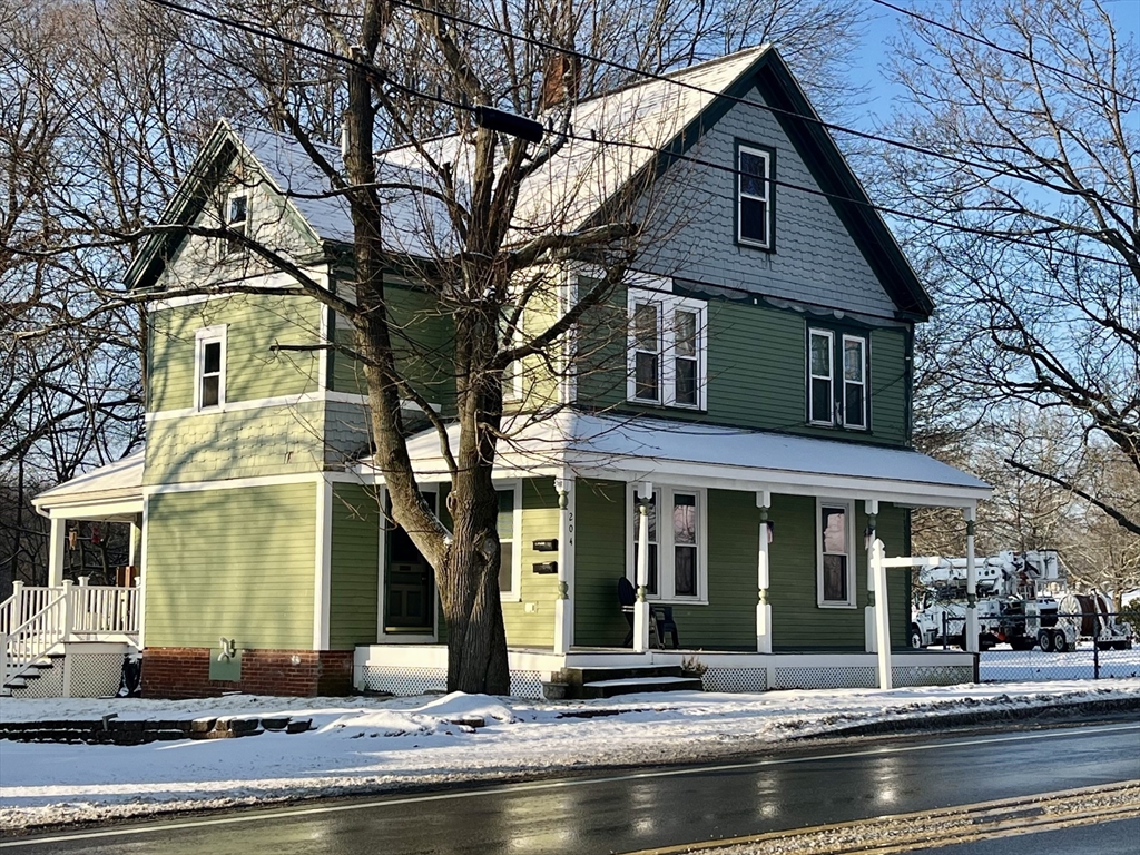 204 Elm, Amesbury, Massachusetts, 3 Bedrooms Bedrooms, 9 Rooms Rooms,2 BathroomsBathrooms,Residential Income,For Sale,Elm,73469152