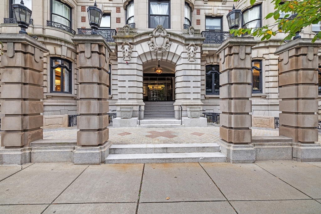 390 Commonwealth Ave, Boston, Massachusetts, 2 Bedrooms Bedrooms, 5 Rooms Rooms,2 BathroomsBathrooms,Residential Lease,For Rent,Commonwealth Ave,73475914