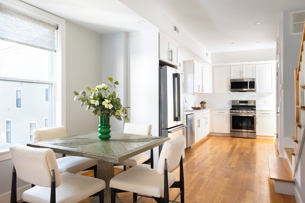 11 Minton St, Boston, Massachusetts, 2 Bedrooms Bedrooms, 5 Rooms Rooms,2.5 BathroomsBathrooms,Residential,For Sale,Minton St,73468705