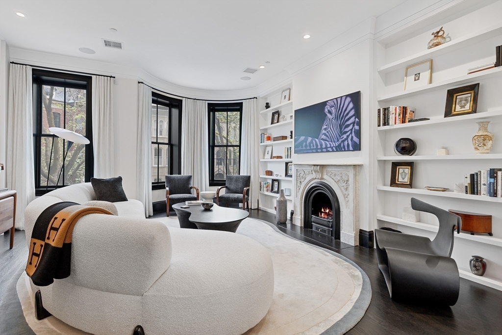 8 Rutland Sq, Boston, Massachusetts, 3 Bedrooms Bedrooms, 7 Rooms Rooms,3.5 BathroomsBathrooms,Residential,For Sale,Rutland Sq,73450565