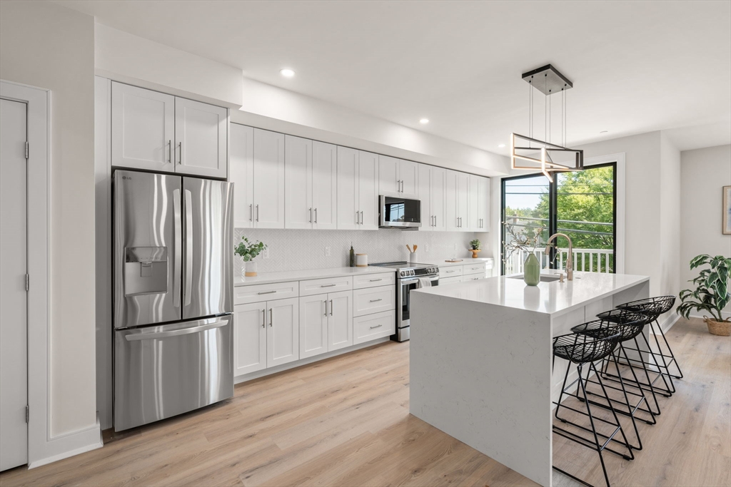 260 Elm St, Everett, Massachusetts, 2 Bedrooms Bedrooms, 4 Rooms Rooms,2 BathroomsBathrooms,Residential Lease,For Rent,Elm St,73480879