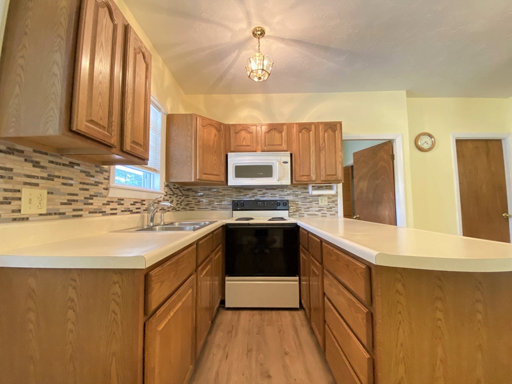 1 Overland Street, Fitchburg, Massachusetts, 2 Bedrooms Bedrooms, 3 Rooms Rooms,1 BathroomBathrooms,Residential Lease,For Rent,Overland Street,73480937