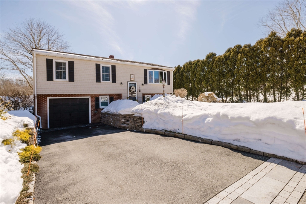 107 Spring Ln, Dartmouth, Massachusetts, 3 Bedrooms Bedrooms, 5 Rooms Rooms,1.5 BathroomsBathrooms,Residential,For Sale,Spring Ln,73480990