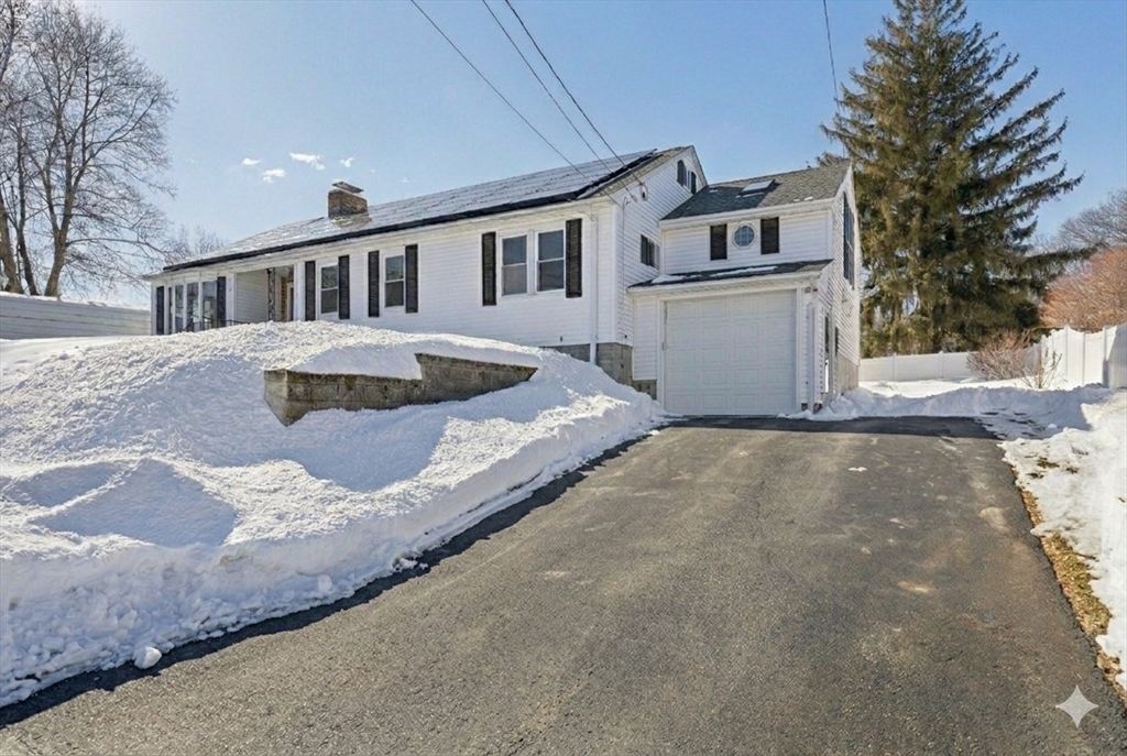 39 Bullard Ave, Worcester, Massachusetts, 4 Bedrooms Bedrooms, 10 Rooms Rooms,2 BathroomsBathrooms,Residential,For Sale,Bullard Ave,73481007