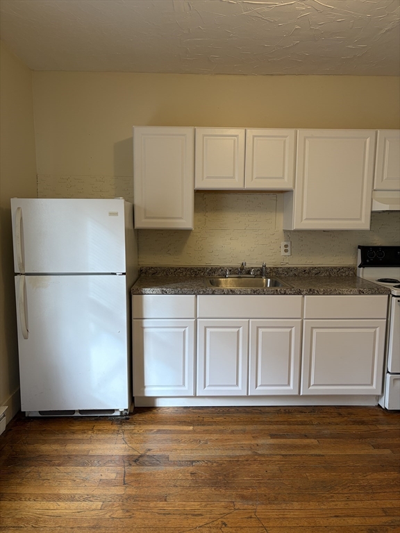 90 Bacon Steet, Waltham, Massachusetts, 1 Bedroom Bedrooms, 3 Rooms Rooms,1 BathroomBathrooms,Residential Lease,For Rent,Bacon Steet,73481036