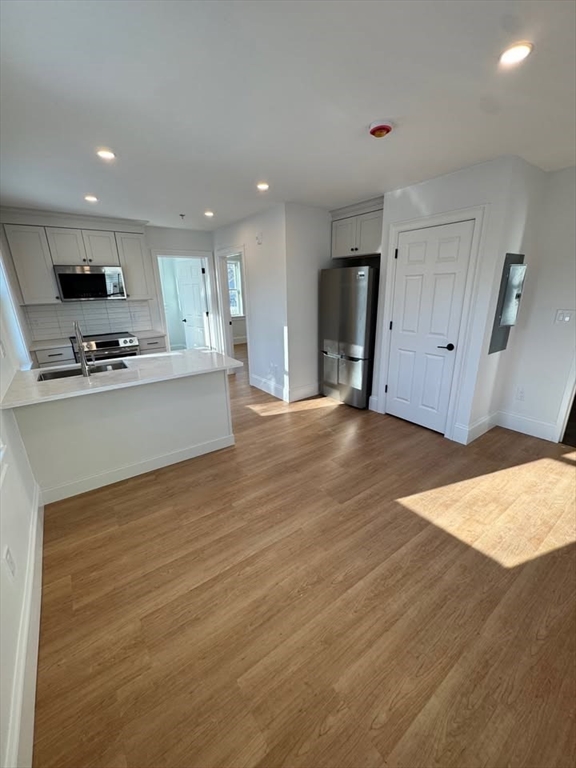 41 Elm Street, Andover, Massachusetts, 1 Bedroom Bedrooms, 3 Rooms Rooms,1 BathroomBathrooms,Residential Lease,For Rent,Elm Street,73481083