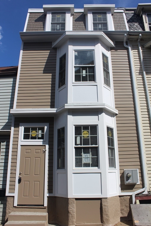 264 Bowen, Boston, Massachusetts, 4 Bedrooms Bedrooms, 7 Rooms Rooms,3 BathroomsBathrooms,Residential Lease,For Rent,Bowen,73458106