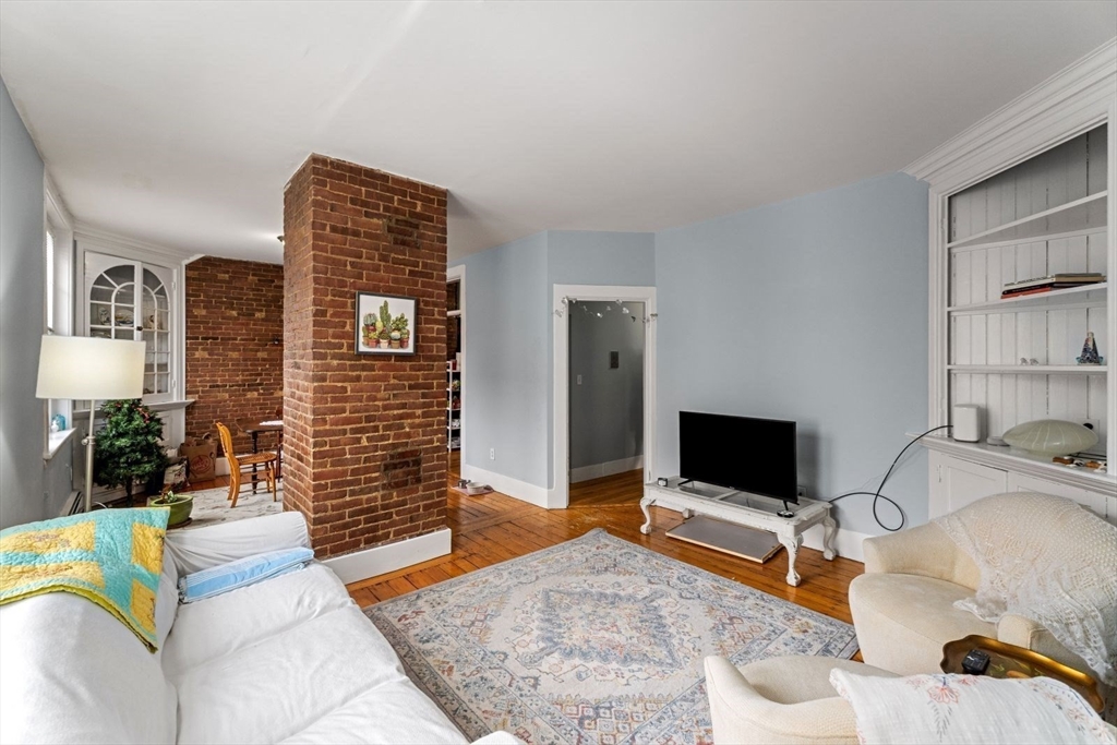2 Pearl St, Boston, Massachusetts, 2 Bedrooms Bedrooms, 4 Rooms Rooms,1 BathroomBathrooms,Residential Lease,For Rent,Pearl St,73481138
