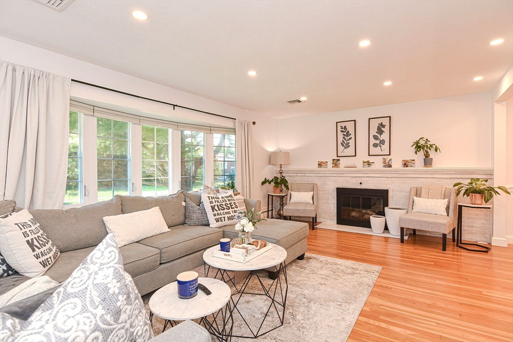 7 Lynch Ave, Dedham, Massachusetts, 3 Bedrooms Bedrooms, 7 Rooms Rooms,3 BathroomsBathrooms,Residential Lease,For Rent,Lynch Ave,73481142