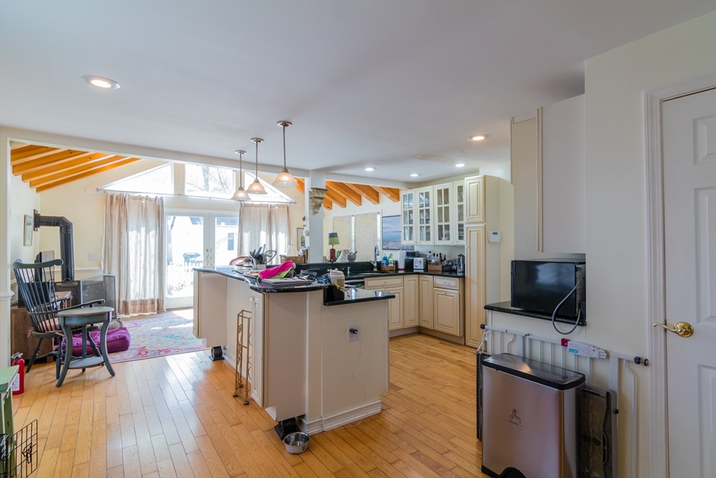 313 High, Newburyport, Massachusetts, 2 Bedrooms Bedrooms, 8 Rooms Rooms,1.5 BathroomsBathrooms,Residential Lease,For Rent,High,73473604