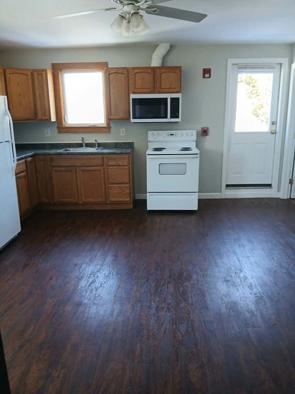 215 Walnut St, New Bedford, Massachusetts, 1 Bedroom Bedrooms, 2 Rooms Rooms,1 BathroomBathrooms,Residential Lease,For Rent,Walnut St,73481176
