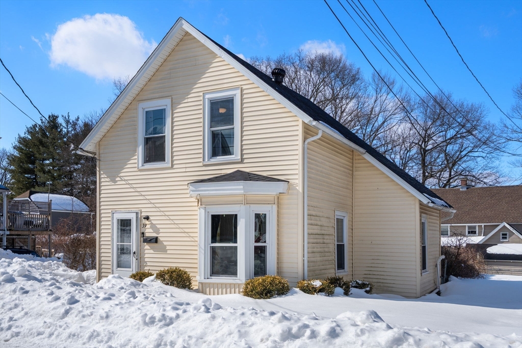 39 Rogers Ave, Ludlow, Massachusetts, 3 Bedrooms Bedrooms, 6 Rooms Rooms,1 BathroomBathrooms,Residential,For Sale,Rogers Ave,73481250