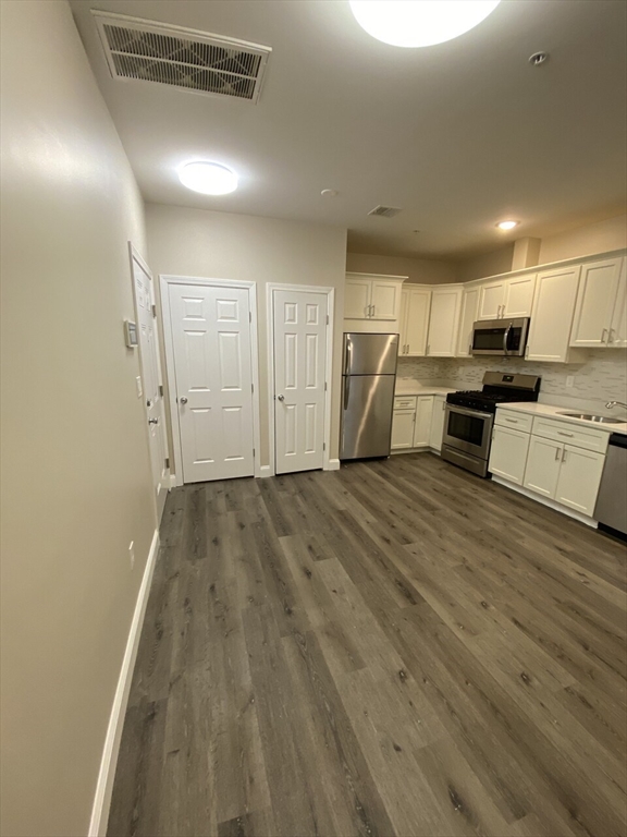 191 North Common Street, Lynn, Massachusetts, 1 Bedroom Bedrooms, 3 Rooms Rooms,1 BathroomBathrooms,Residential Lease,For Rent,North Common Street,73481257