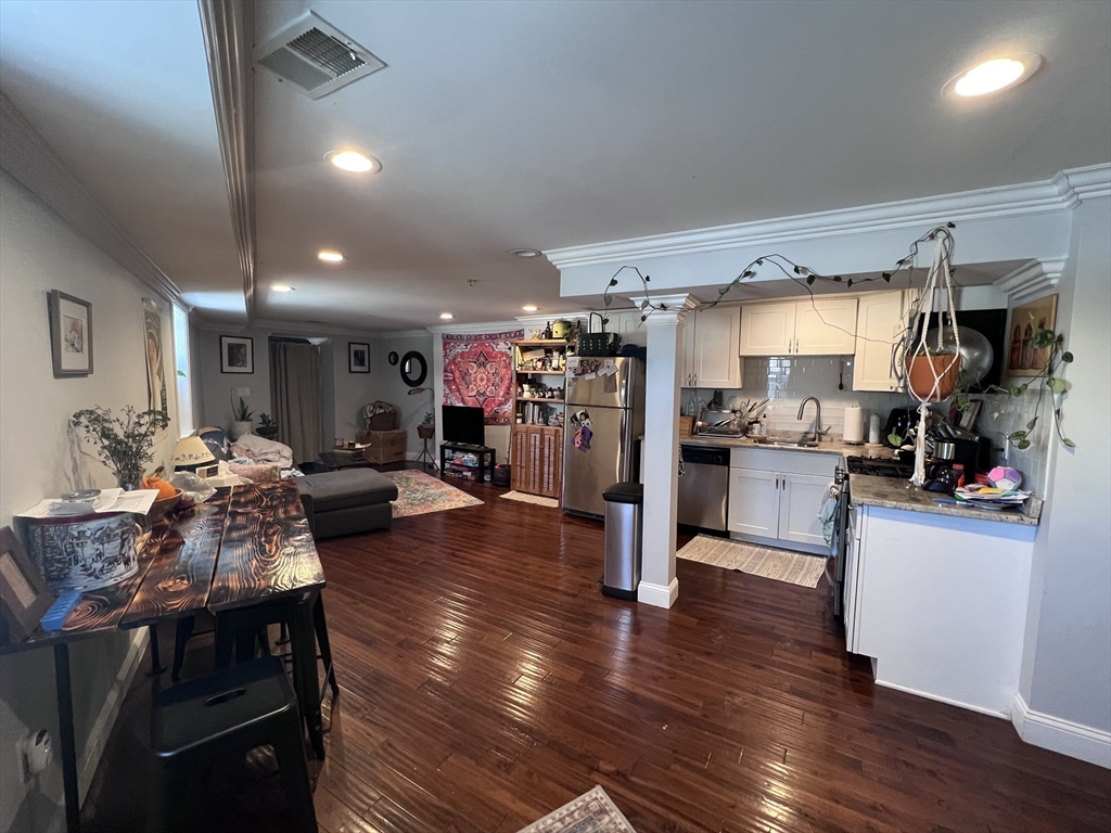 142 Centre Street, Boston, Massachusetts, 2 Bedrooms Bedrooms, 4 Rooms Rooms,1 BathroomBathrooms,Residential Lease,For Rent,Centre Street,73475873