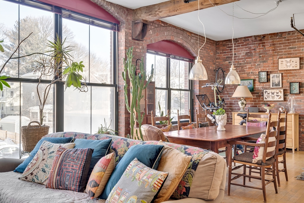 172 Green St, Boston, Massachusetts, 2 Bedrooms Bedrooms, 5 Rooms Rooms,1 BathroomBathrooms,Residential,For Sale,Green St,73481410