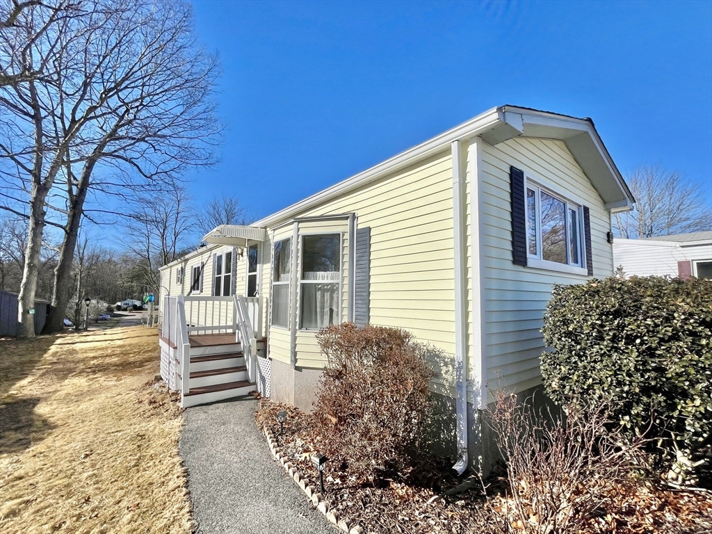 9 Chestnut Circle, Rockland, Massachusetts, 2 Bedrooms Bedrooms, 4 Rooms Rooms,1 BathroomBathrooms,Residential,For Sale,Chestnut Circle,73481433