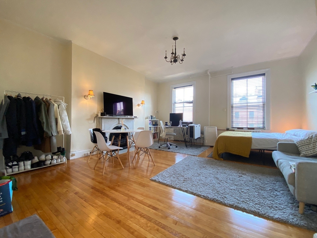 233 Beacon Street, Boston, Massachusetts, 3 Rooms Rooms,1 BathroomBathrooms,Residential Lease,For Rent,Beacon Street,73481357
