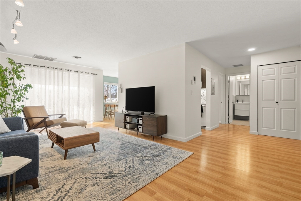 1206 Greendale Ave, Needham, Massachusetts, 1 Bedroom Bedrooms, 4 Rooms Rooms,1 BathroomBathrooms,Residential,For Sale,Greendale Ave,73481575