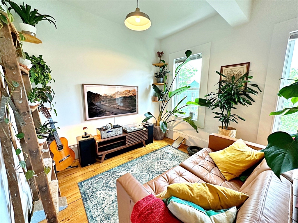 264 Sumner St, Boston, Massachusetts, 2 Bedrooms Bedrooms, 5 Rooms Rooms,1 BathroomBathrooms,Residential Lease,For Rent,Sumner St,73481525