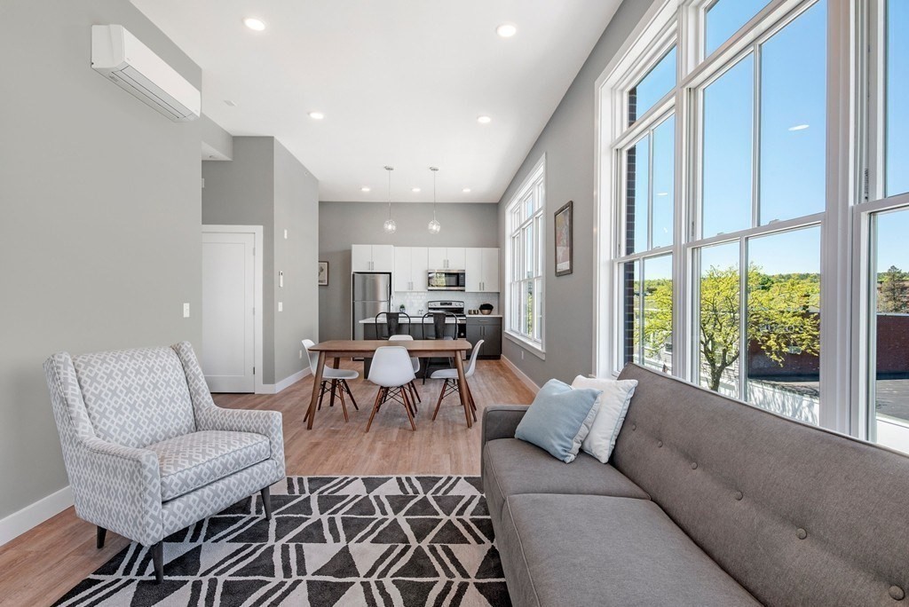 421 Main, Melrose, Massachusetts, 1 Bedroom Bedrooms, 1 Room Rooms,1 BathroomBathrooms,Residential Lease,For Rent,Main,73481567