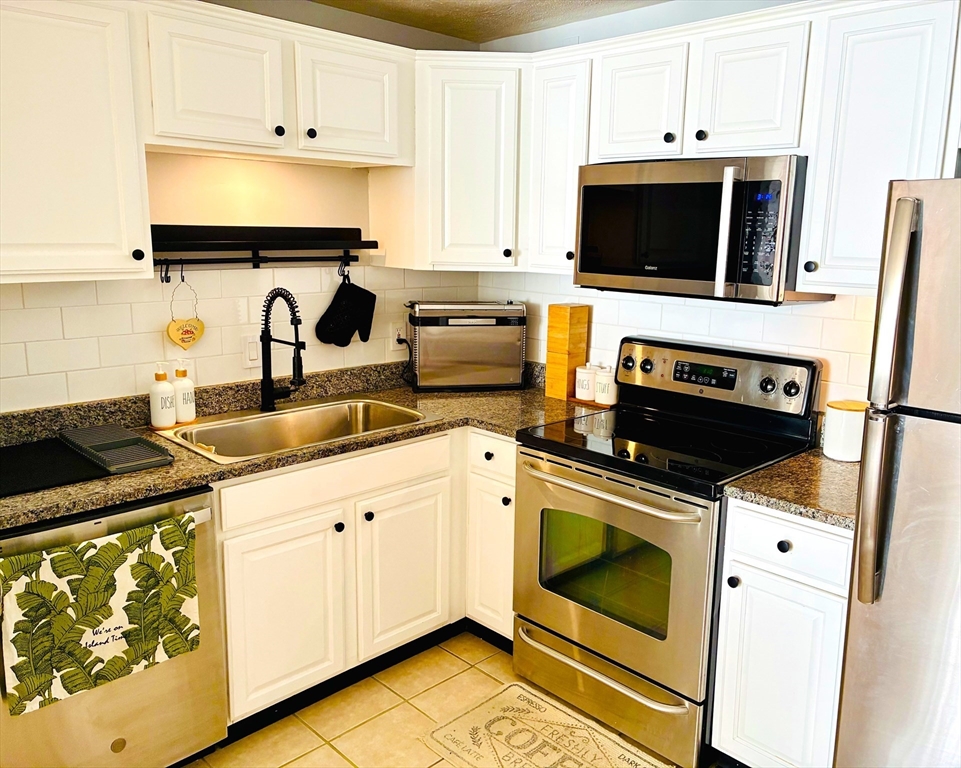 1105 Lexington Street, Waltham, Massachusetts, 2 Bedrooms Bedrooms, 4 Rooms Rooms,1 BathroomBathrooms,Residential,For Sale,Lexington Street,73481630