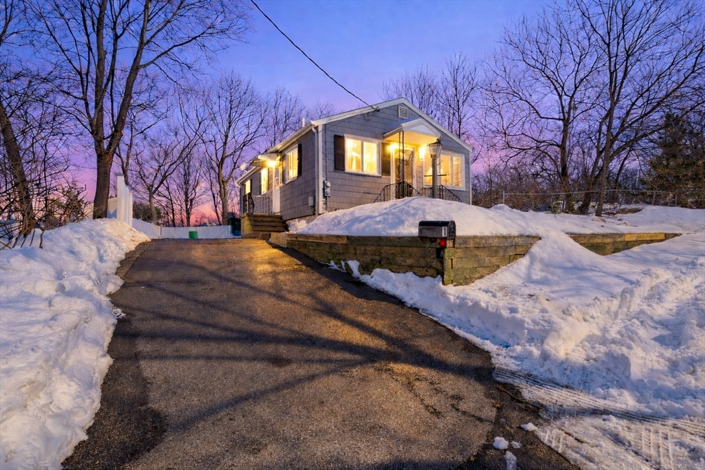 1 Hillcrest Ave, Lynn, Massachusetts, 2 Bedrooms Bedrooms, 5 Rooms Rooms,1 BathroomBathrooms,Residential,For Sale,Hillcrest Ave,73481669