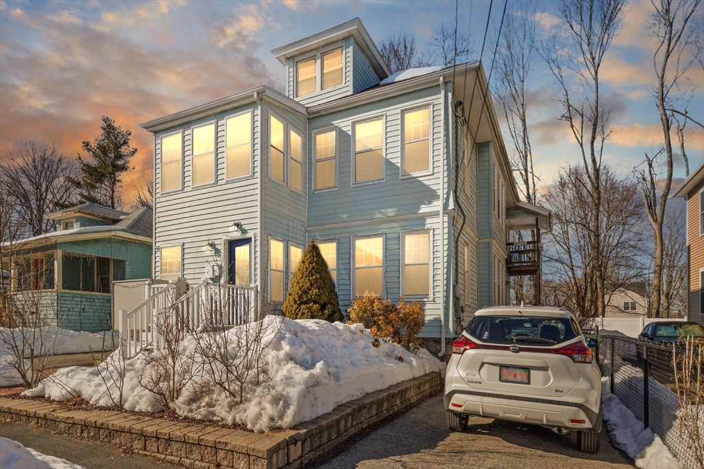 37 Lincoln Street, North Andover, Massachusetts, 5 Bedrooms Bedrooms, 11 Rooms Rooms,2.5 BathroomsBathrooms,Residential Income,For Sale,Lincoln Street,73482054