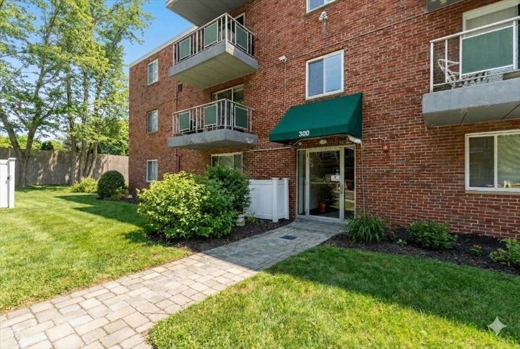 300 Commercial Street, Braintree, Massachusetts, 2 Bedrooms Bedrooms, 4 Rooms Rooms,1 BathroomBathrooms,Residential,For Sale,Commercial Street,73482168