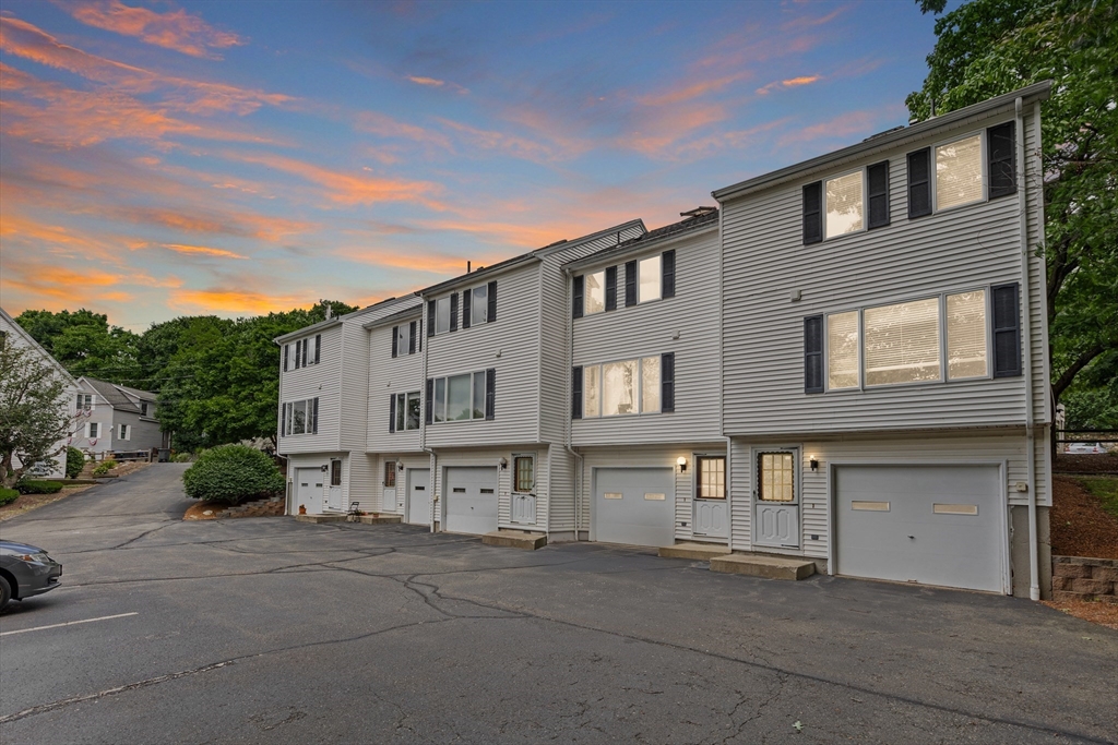 1 Traverse St, Wakefield, Massachusetts, 2 Bedrooms Bedrooms, 5 Rooms Rooms,1.5 BathroomsBathrooms,Residential,For Sale,Traverse St,73482251