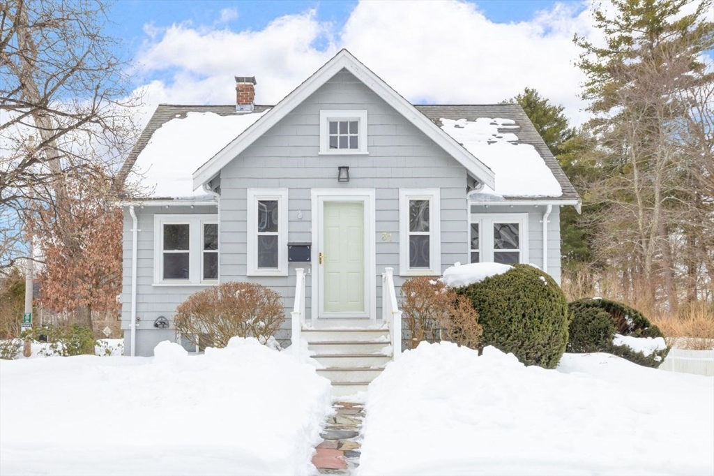 31 Birds Hill Ave, Needham, Massachusetts, 3 Bedrooms Bedrooms, 6 Rooms Rooms,1 BathroomBathrooms,Residential,For Sale,Birds Hill Ave,73482448