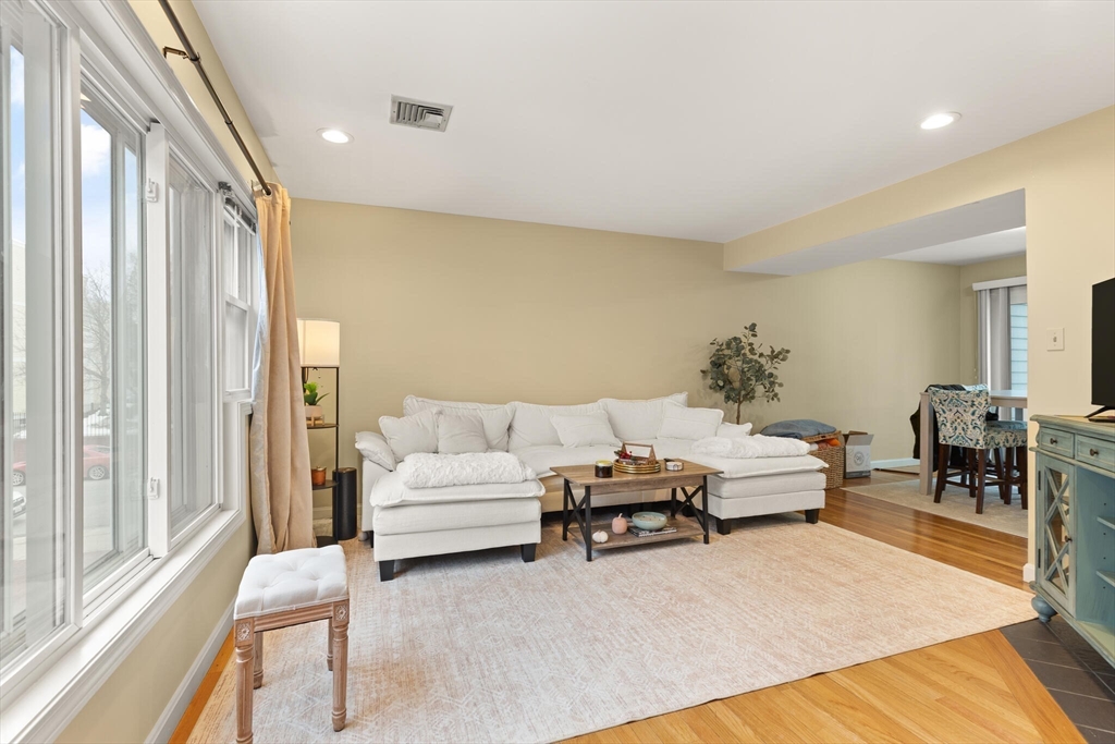 335 W. 4th Street, Boston, Massachusetts, 3 Bedrooms Bedrooms, 8 Rooms Rooms,2.5 BathroomsBathrooms,Residential,For Sale,W. 4th Street,73482279