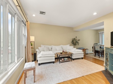 335 W. 4th Street, Boston, Massachusetts, 3 Bedrooms Bedrooms, 8 Rooms Rooms,2.5 BathroomsBathrooms,Residential,For Sale,W. 4th Street,73482279
